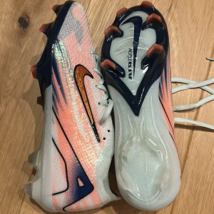 NIKE AIR ZOOM MERCURIAL VAPOR 16 ELITE FG DREAM SPEED 9 - Säljer ett par Nike Air Zoom fotbollsskor i snygga pastellfärger med orange Swoosh. Skorna säljs pga att de köptes i fel storleks o inte kommer till användning.