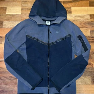 Nike Tech Fleece Mörk Blå Storlek XS - Säljer min Nike tech fleece i mörk blå storlek XS den är använd flera gången men det har inget hål eller något den har bara tappat lite färg för den har varit i tvätten flera gånger. Om ni vill snacka om priset det bara att skriva.