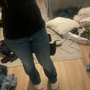 Blå jeans med broderade fickor Gina Tricot - Säljer ett par blå jeans från Gina Tricot i storlek 158. Jeansen har snygga broderade bakfickor med knappdetalj. Jeansen är uppsydda så passar mig som är 152, går lätt att sprätta upp och få vanlig form också. 