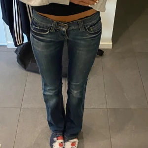 Låga bootcut jeans - Så snygga jeans som tyvärr blivit för små. Inga defekter. Midjemått tvärs över ca 32cm, innerbenslängd ca 76cm. Hör av dig vid frågor❤️