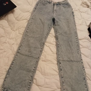 Ljusblå raka jeans från SHEIN XS - Säljer ett par ljusblå raka jeans från SHEIN i storlek XS. Jeansen har klassisk femficksdesign, hög midja och stängs med dragkedja och knapp. Materialet är denim i bomull och passformen är straight med en avslappnad vibe.