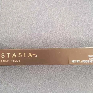 Anastasia Beverly Hills ögonbrynspenna - Snygg ögonbrynspenna från Anastasia Beverly Hills i klassisk brun förpackning. Perfekt för att forma och fylla i brynen med precision. Kommer i smidig pennform och är ett måste i sminkväskan.