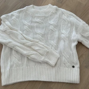 Vit stickad tröja  - Vit stickad tröja med grovt kabelstickat mönster💗Aldrig använd