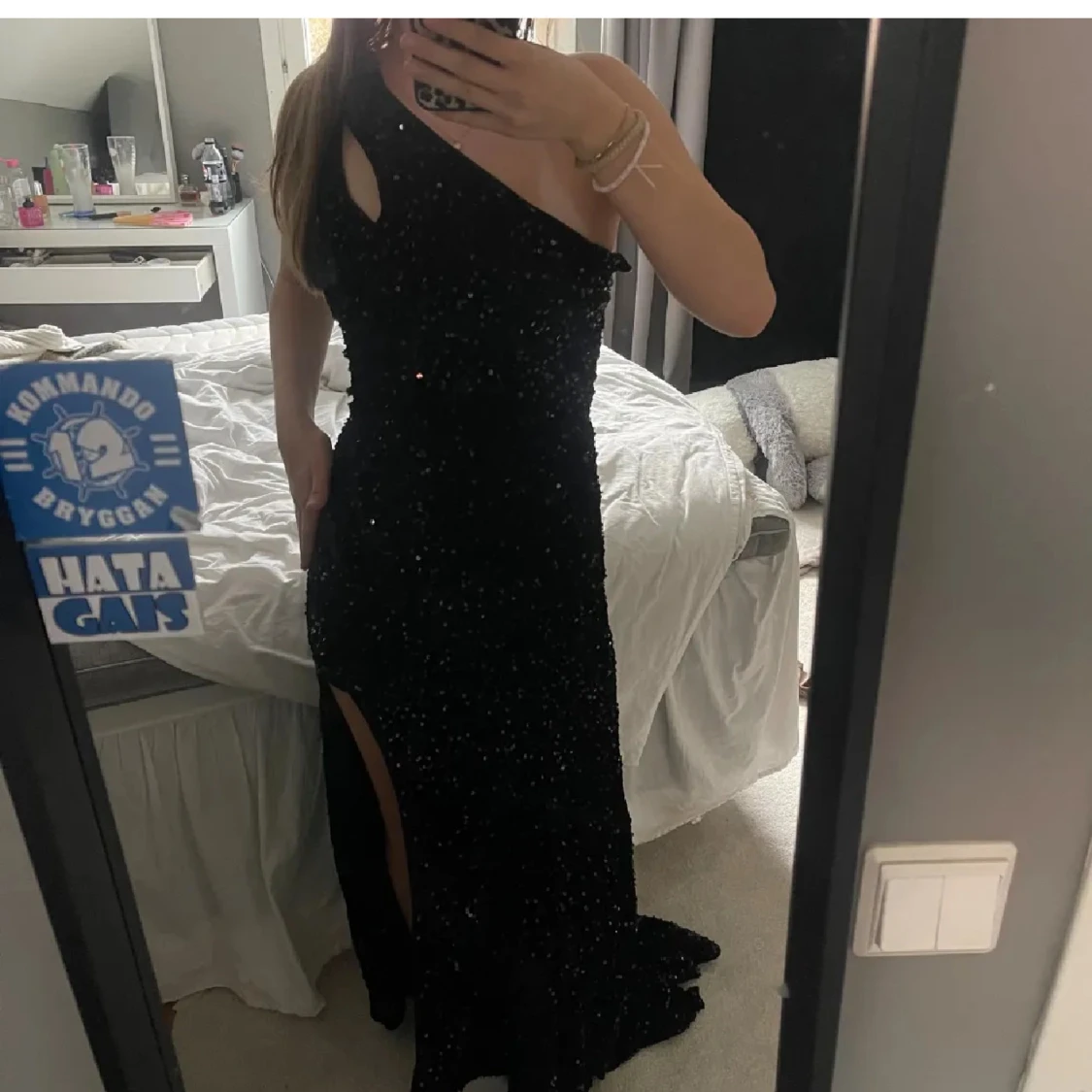 Svart glittrig långklänning oneshoulder - 1