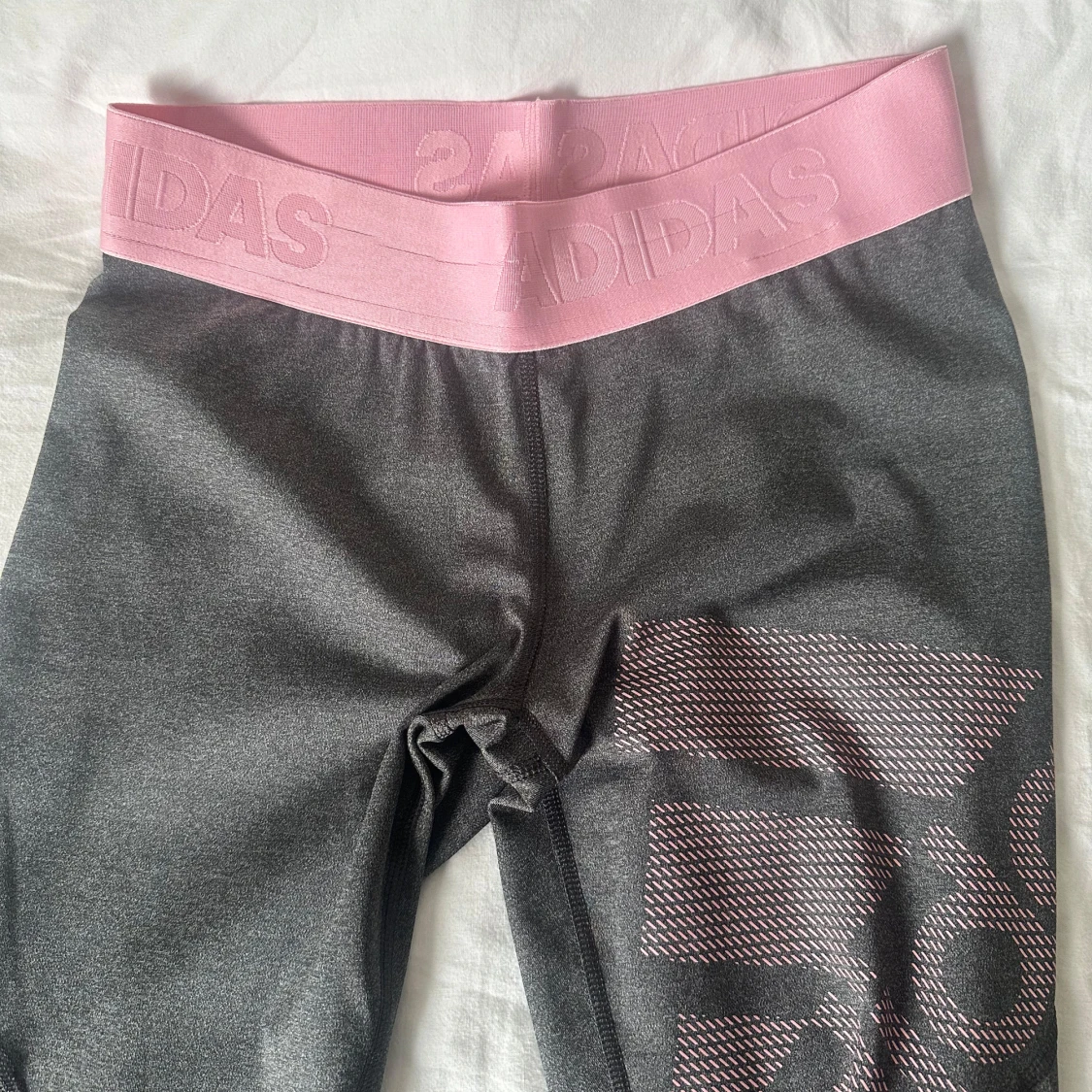 Grå och rosa Adidas träningsbyxor - 2