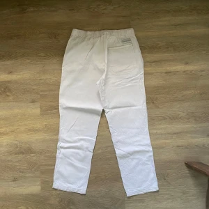 Linnebyxor  - Ett par linnebyxor från pull and bear i fint skick. Storlek M och sitter relaxed. Väldigt skön fit om man har M i storlek. Endast använda en sommar.