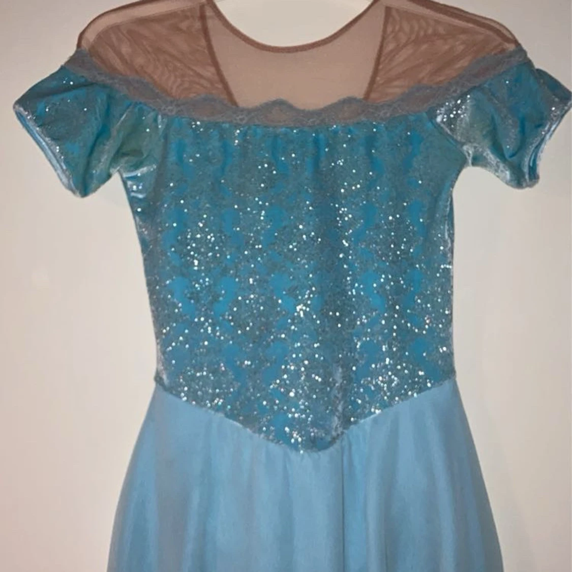 Blå glittrig konståkningsklänning med mesh