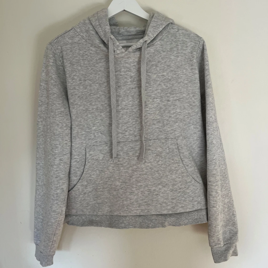 Grå hoodie med huva och ficka - 1