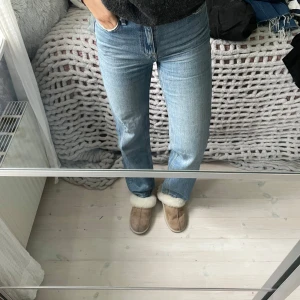Ljusblå raka jeans  - Säljer ett par ljusblå straight jeans från Bershka i storlek 34. Modellen har hög midja och raka ben. 