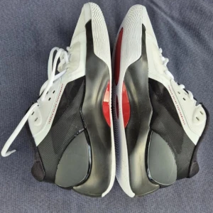 Nike Jordan zoom sneakers svart/vit/röd - Ett par helt nyinköpta sneakers inköpta i Nikebutik i USA. Tyvärr följde inte kartongen med hem så levereras utan originalkartong. Skorna är helt oanvända så i absolut nyskick. Stl är EUR42 / U@ 8.5