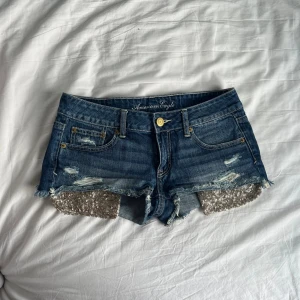 Shorts med glitter - Lågmidjade och korta shorts. Unika med paljettfickor, perfekta! Midjemåttet är 39 cm, grenmåttet 19 cm💜