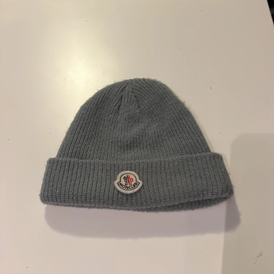 Grå stickad Moncler mössa