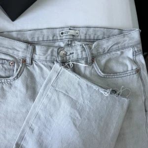 Ljusgrå jeans från Gina Tricot - Ljusgråa raka Lågmidjade jeans från Gina