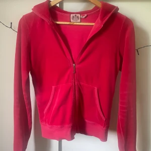 Juicy Couture rosa velour hoodie - Sköna Juicy Couture hoodie i rosa velour med dragkedja, huva och fickor fram🩷I jättebra skick! Storlekslapp säger M, men det passar på storlek XS-S.