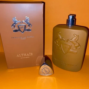 Parfums de Marly Althaïr 125ml - Althaïr från Parfums de Marly Paris, 125 ml Eau de Parfum. Lyxig och modern doft i en snygg flaska, inspirerad av fransk savoir-faire och 1700-talets festkultur. Perfekt för dig som vill sticka ut med något exklusivt.
