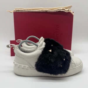 VALENTINO MINK FLAT - Valentino Mink Flat - Skick: 9/10 - Tillbehör: Box & Dustbag & Extra nit - Storlek 35 - Nypris ca 7500kr - Deluxecloset