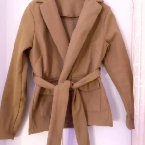 Beige kappa med bälte  - En jättefin beige kappa användt några gånger.storlek xs/s