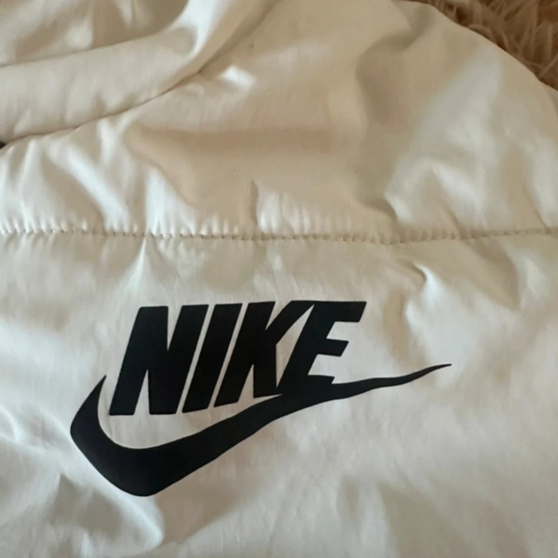 Vit pufferjacka från Nike med huva - 2
