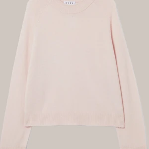 Ljusrosa stickad tröja från Wera - Superfin ljusrosa stickad tröja från Wera med rund halsringning och långa ärmar. Tröjan har en enkel och stilren design med ribbade muddar vid ärmslut och nederkant. Perfekt för lager-på-lager under kyliga dagar.