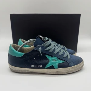 GOLDEN GOOSE SUPERSTAR - Golden Goose Superstar - Skick: 8,5/10 - Tillbehör: Enbart skorna - Storlek 40 sitter som 41 - Nypris ca 5300 - Deluxecloset