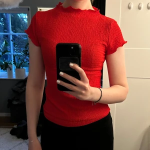 Röd topp - Smockad topp med fina detaljer. Aldrig använd! Perfekt till jul, alla hjärtans dag eller fest🥰