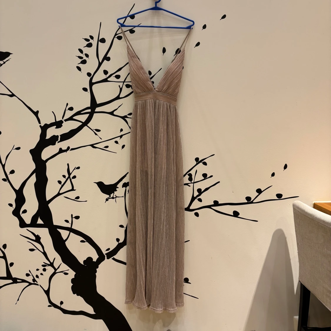 Glittrig champagnefärgad långklänning Shero