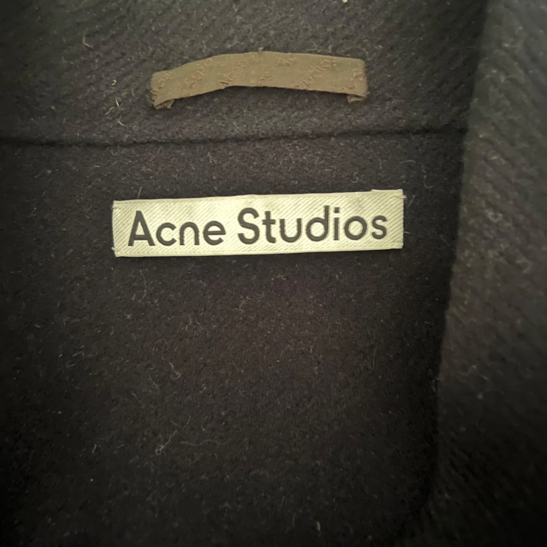 Mörkblå ulljacka acne - 2