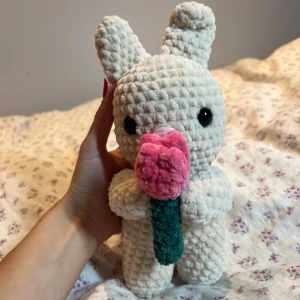 Tulpan kanin  - Testat nytt mönster denna gången och gjort en vad jag kallar ”tulpan-kanin”. Huuur söt? Hoppas på att kunna göra i fler färger sen men denna är beige med rosa blomma🤩🤍🩷 !Dessa innehåller säkerhetsögon som inte rekommenderas för barn under 3 år!