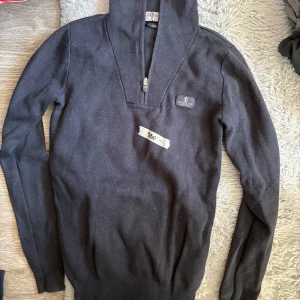 Svart stickad tröja från Kingsland - Tröja från Kingsland 