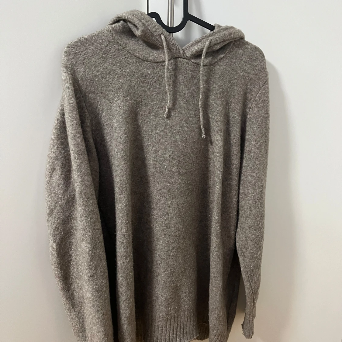 Beige stickad hoodie med huva