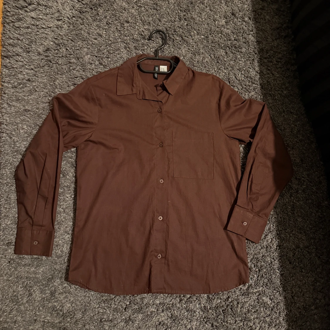 Brun skjorta från H&M med ficka