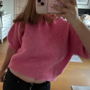 Rosa stickad tröja med kort ärm - Superfin och mysig rosa stickad tröja från ZARA. Storlek S🩷