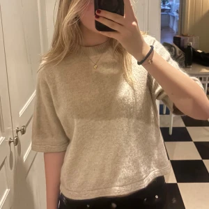 Beige stickad tröja & Other Stories - Supermysig beige stickad tröja från & Other Stories med korta ärmar. Fint skick och sparsam användning🥰