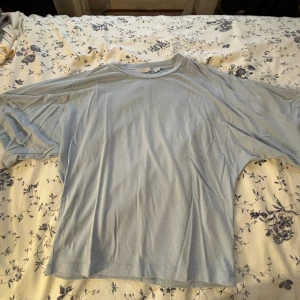 T-shirt från Lager 157 - Säljer denna T-shirten från Lager 157. Är skön i ha till sommaren eller fester ich har använt ett par gånger💕