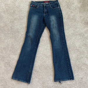 Bootcut lågmidjade mörkblåa jeans - Säljer dessa jätte snygga jeans som tyvärr inte kommer till användning längre. Lite slitna längst ner vid benöppningen. Skriv för frågor 💕