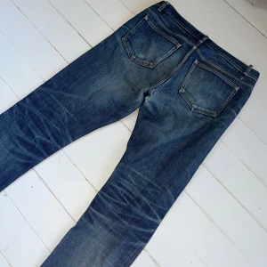 APC Selvedge jeans - Mycket bra skick, inga defekter, liten slitning vid skrevet och en liten fläck men annars toppskick. Storlek W29, L32. Nypris 3000kr. Självklart äkta. Skriv för mer information!