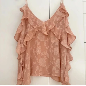Volangtopp - Superfin rosa topp från Zara, storlek S knappt använd 💓💓fungerar skit bra som festtopp eller vardagstopp, finns inte att köpa längre