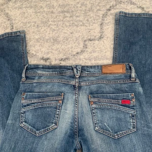 Blå bootcut jeans från ONLY - Otroliga jeans men säljer för de är för stora, annars hade jag sparat dom. De är bootcut och är lågmidjade. Storlek W28 L32 (S) och är i bra skick. De är vintage från ”Only”.