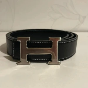 Svart bälte H skärp - Säljer ett svart bälte med det trendiga H skärpet. Bältet är i svart och storlek 110cm, KOM MED PRISFÖRSLAG!