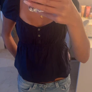 Marinblå topp  - säljer denna marinblåa topp från hollister, fint skick! inga defekter. 