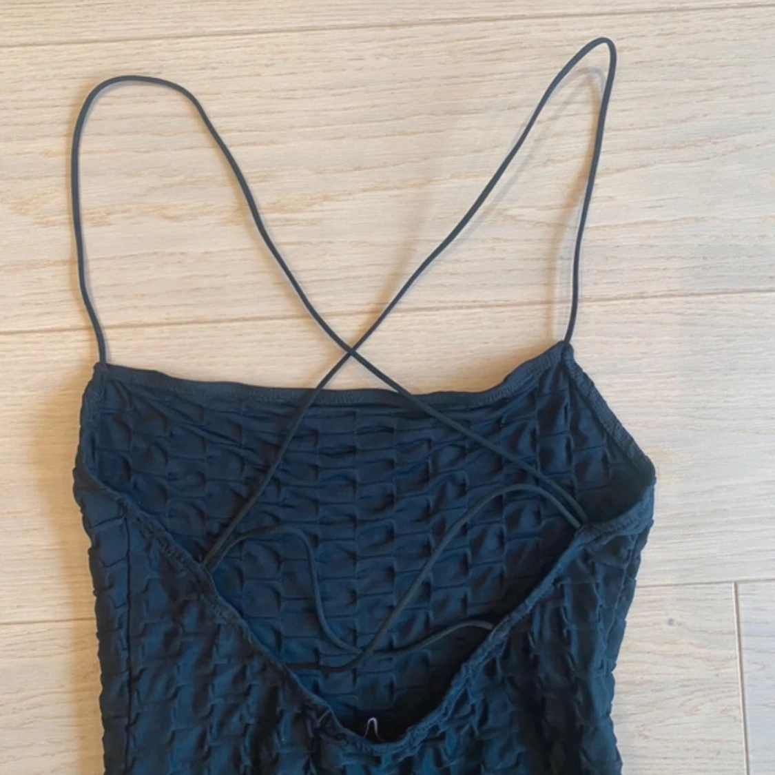 Svart kort klänning med tunna axelband - 2