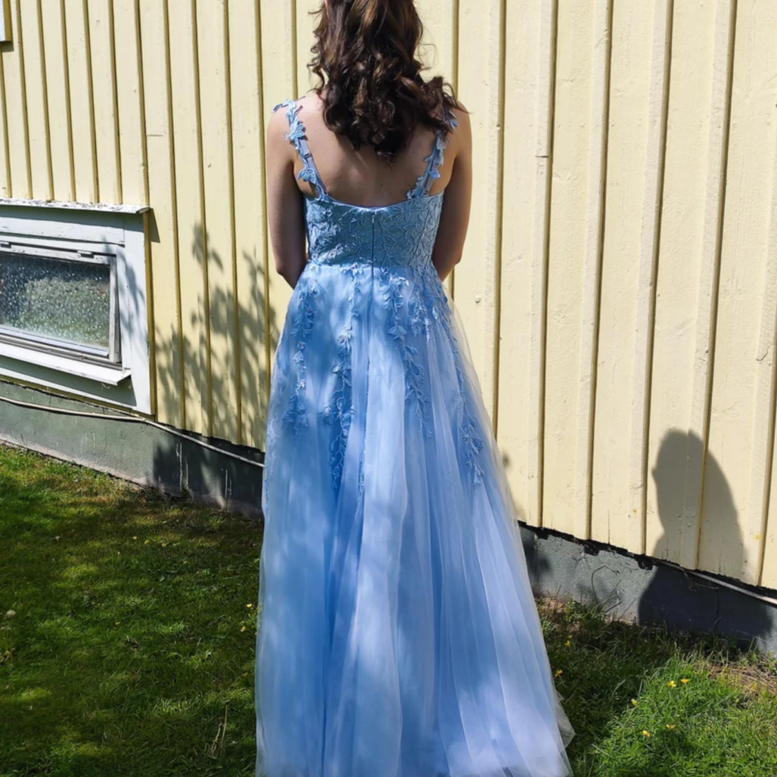 Ljusblå balklänning med spetsdetaljer