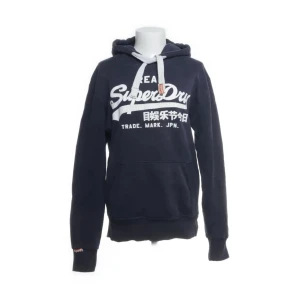 Superdry hoodie  - Superdry hoodie - Marinblå - Storlek: Medium - Bra skick, lite sliten text, men inte jättesynligt vid användning - Nypris: 949kr - Mitt pris: 359kr - hör av dig vid funderingar 💫