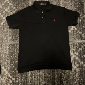 Ralph lauren polo - Helt ny ralph lauren polo i svart med rött märke. Bara testad, Kom dm för frågor👍🏼