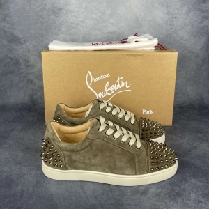 Christian louboutin sneakers - Skick: 9,5/10. | Ingår: Skor, Box, Dustbags, och extra spikar. | Nypris: +- 8000 SEK. | Givetvis äkta. | Mer hittar du på www.thegrandcloset.com.