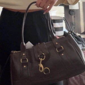 Röd väska  - Säljer för att den aldrig kommer till användning. Fint skick och har bara använts en gång.