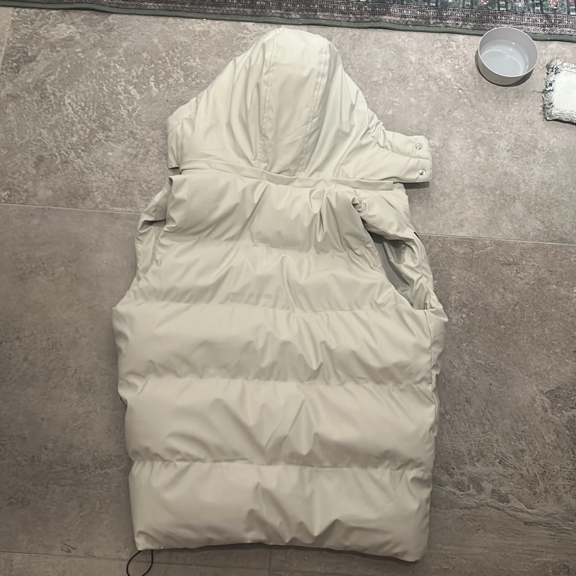 Beige dunväst med huva och tryck - 4