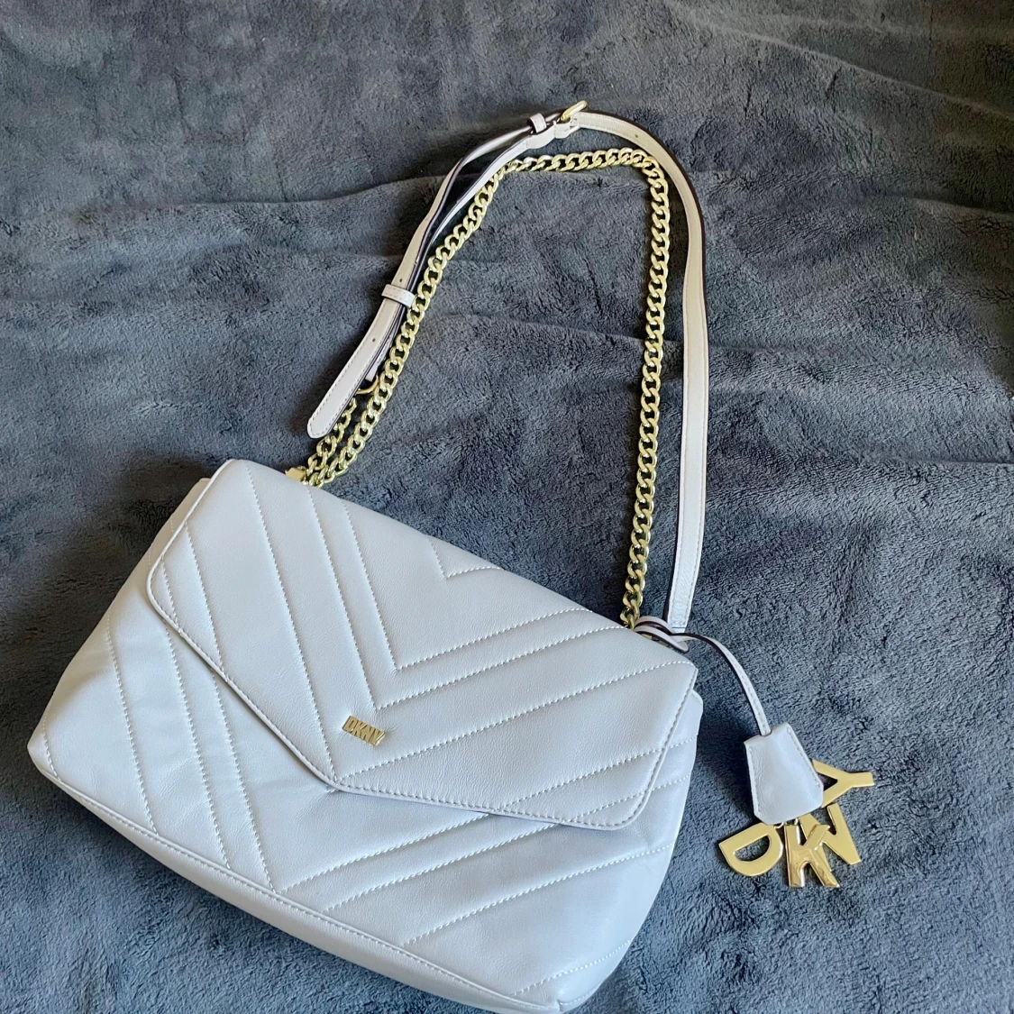 Vit quiltad axelväska från DKNY - 3