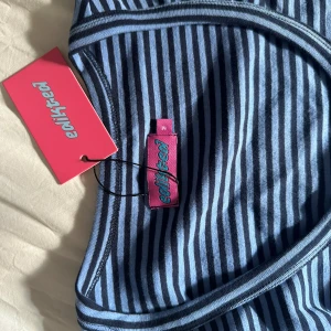 Helt ny randig topp från Edikted  - Säljer en långärmad topp i storlek M från Edikted! Helt ny med lapp kvar. Jätteskönt material och väldigt stretchig. Orginalpris: ca 500kr