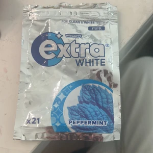 Extra White Peppermint x21 - Extra White Peppermint tuggummi med xylitol för rena och vita tänder. Fräsch pepparmintsmak, 21 bitar per förpackning. Förpackningen är öppnad och visar visst slitage men är i övrigt hel. Perfekt för fräsch andedräkt och daglig användning.